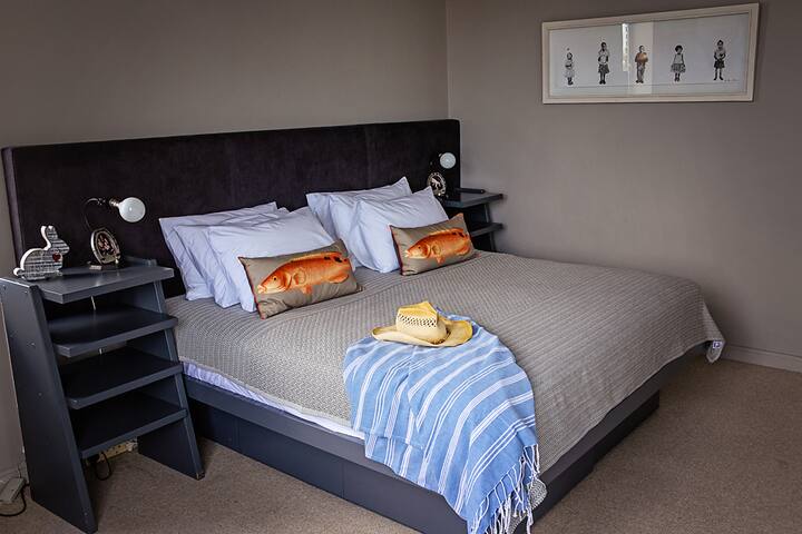 Beachfront Art Deco Apartment gallery image 5