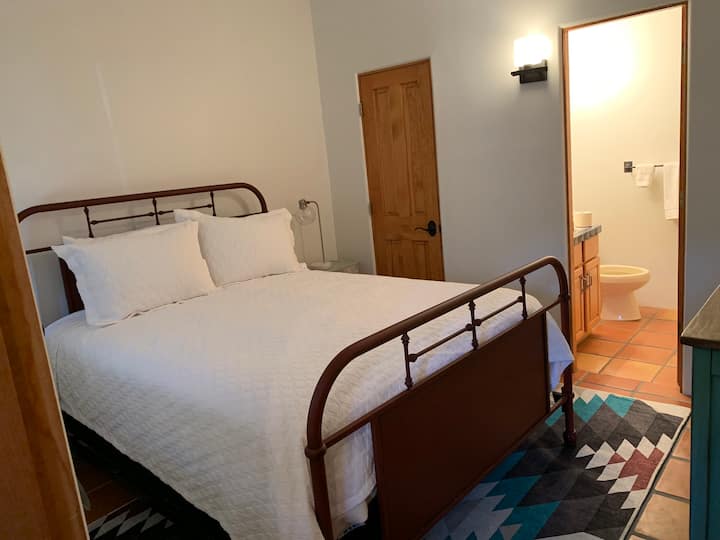 Брачен кревет (широк 150-179 см) во спална соба на прво ниво со приватна