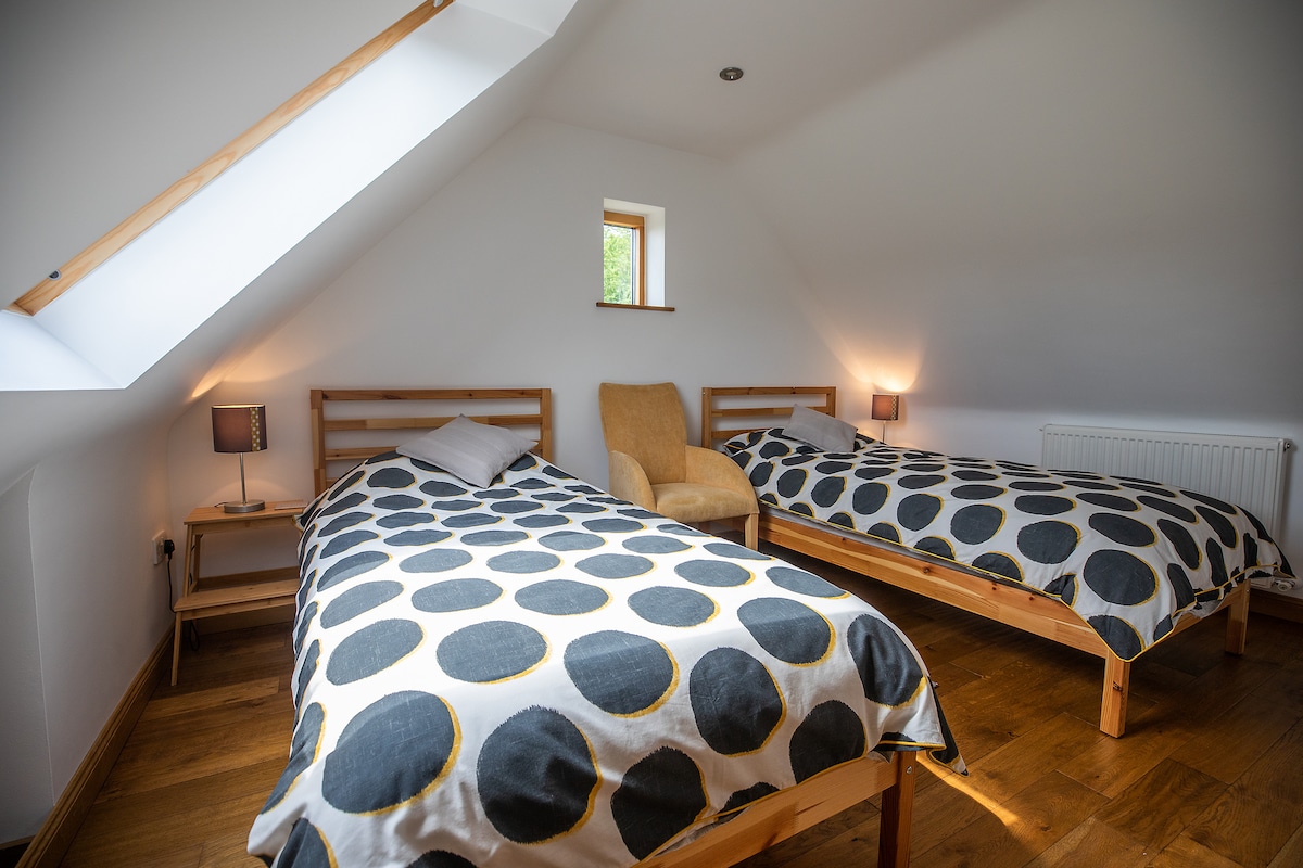 Bright twin room. Each bedroom has cupboard and hanging space. 