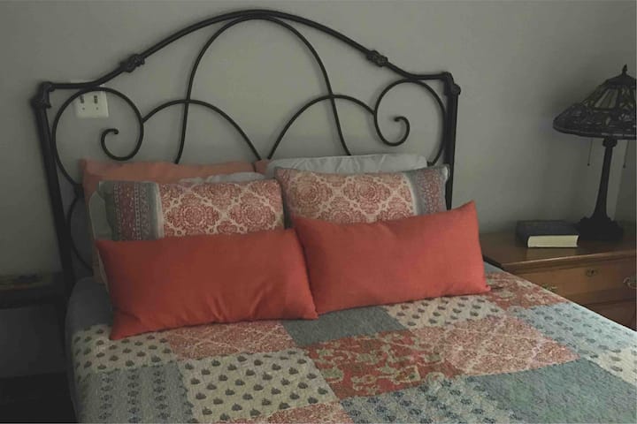 Удобни легла и хубаво спално бельо във всяка стая.