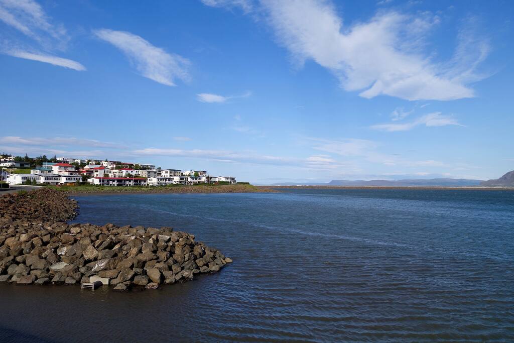 The setting of the house at the edge of this peninsula.