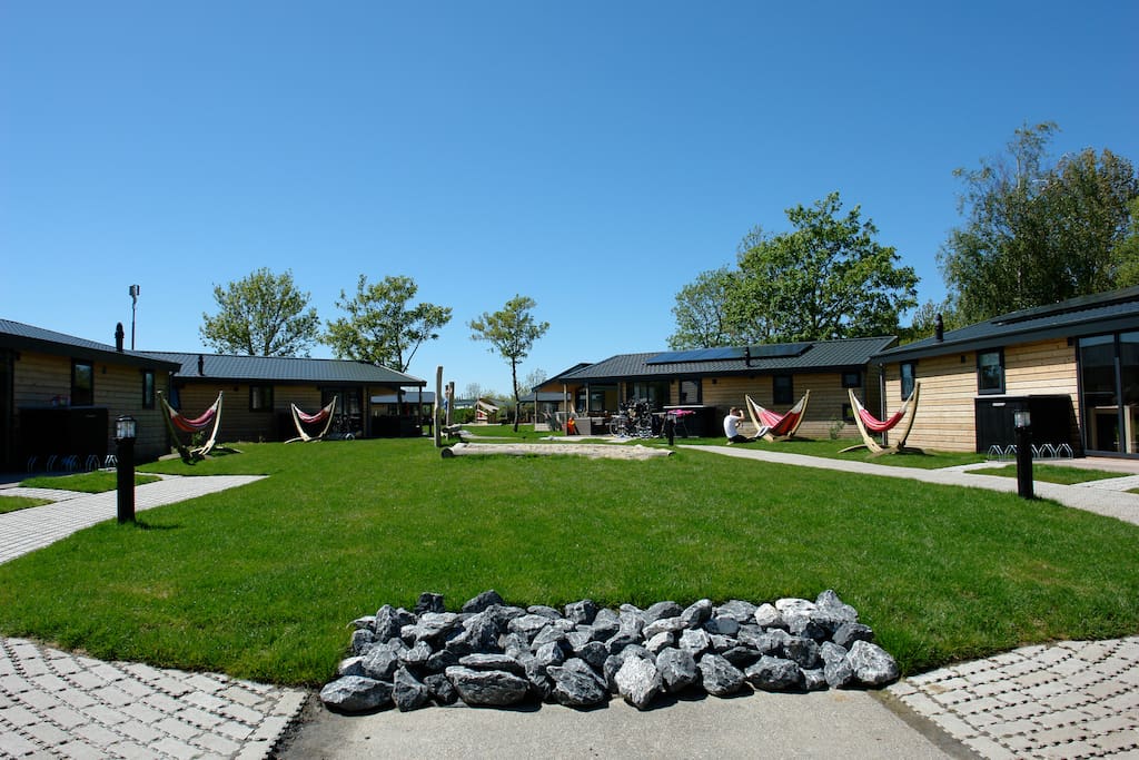 De Buitenchalets zijn verdeeld over twee veldjes met elk zes chalets