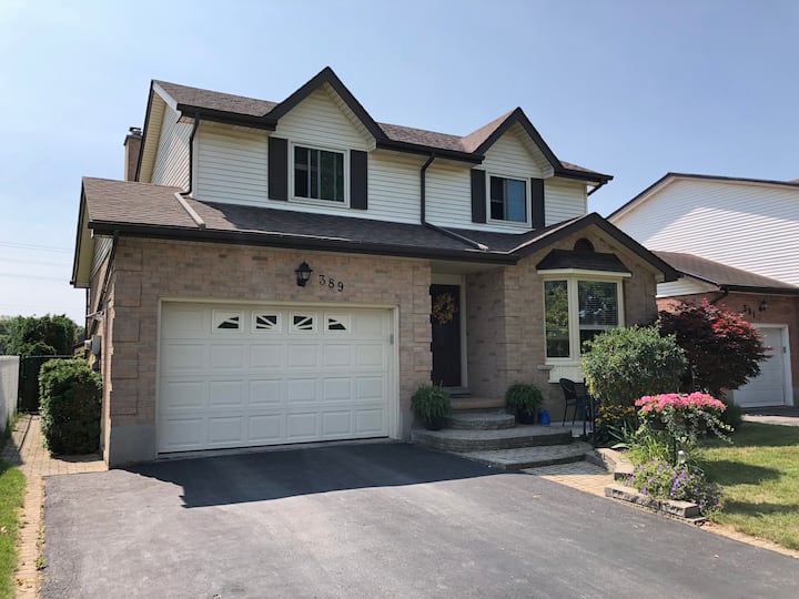 EXECUTIVE HOME WITH POOL IN WATERLOO Houses for Rent in Waterloo