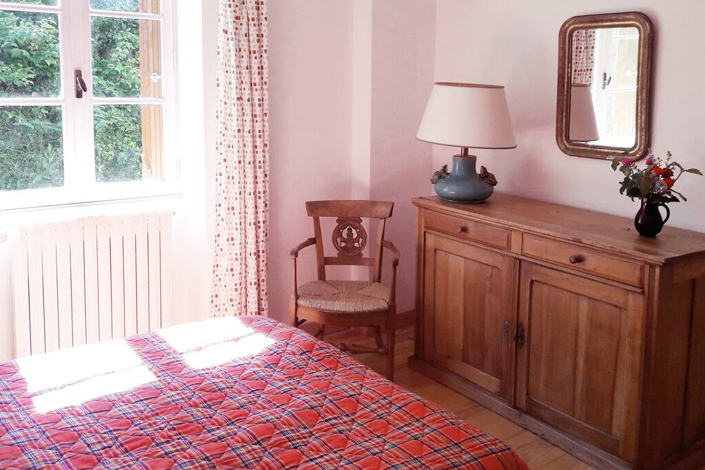 La chambre à coucher.