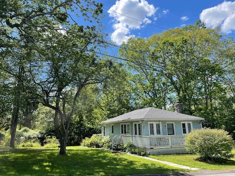 Cozy Blue Bungalow on the Lake, Sleeps 5