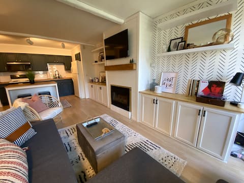 Renovated unit, prime location! Shuttle on/Ski off