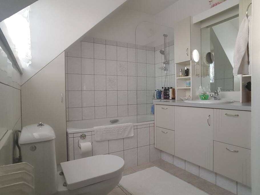 bathroom bath/shower