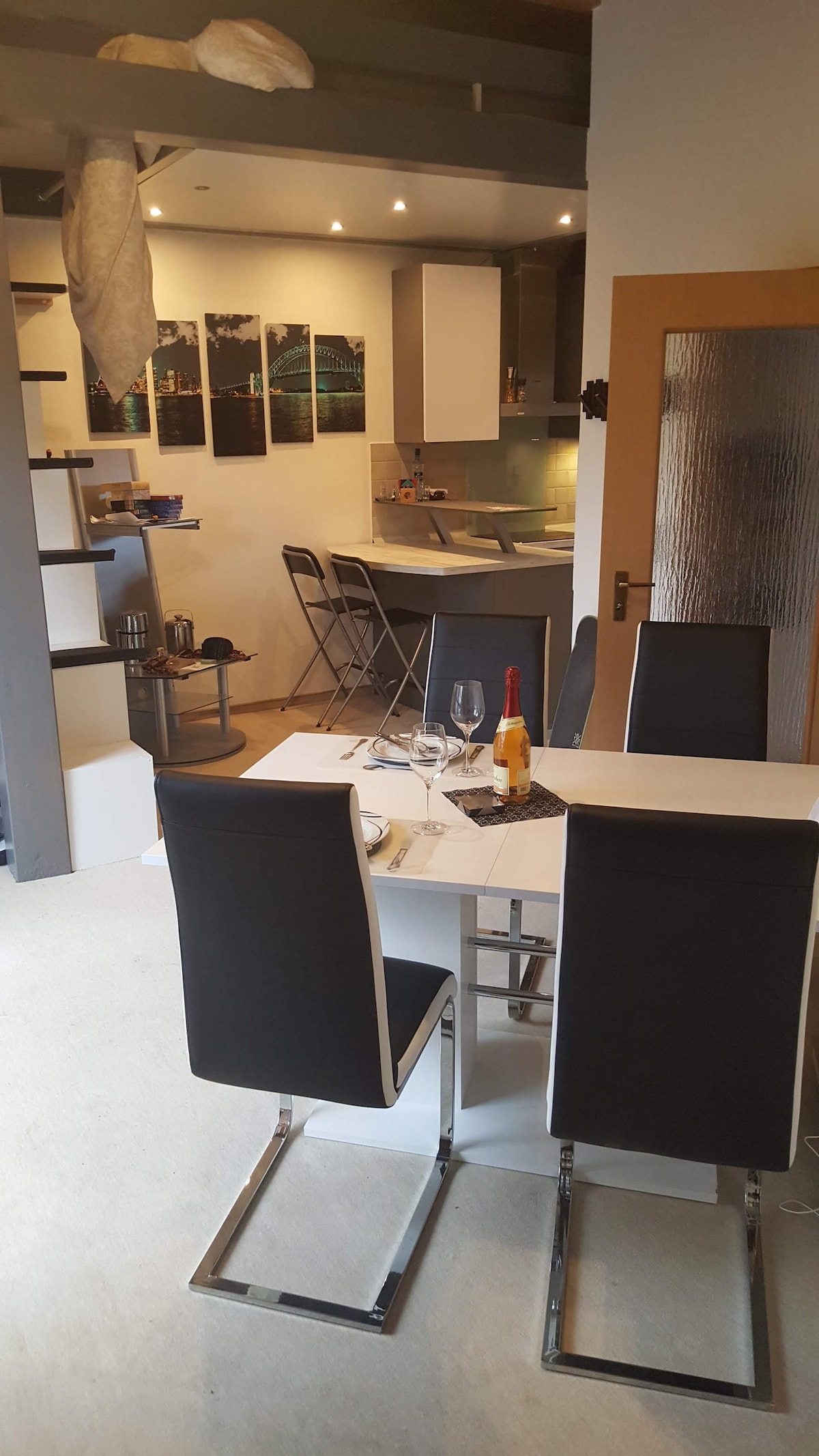 Výhľad na posteľ v lofte