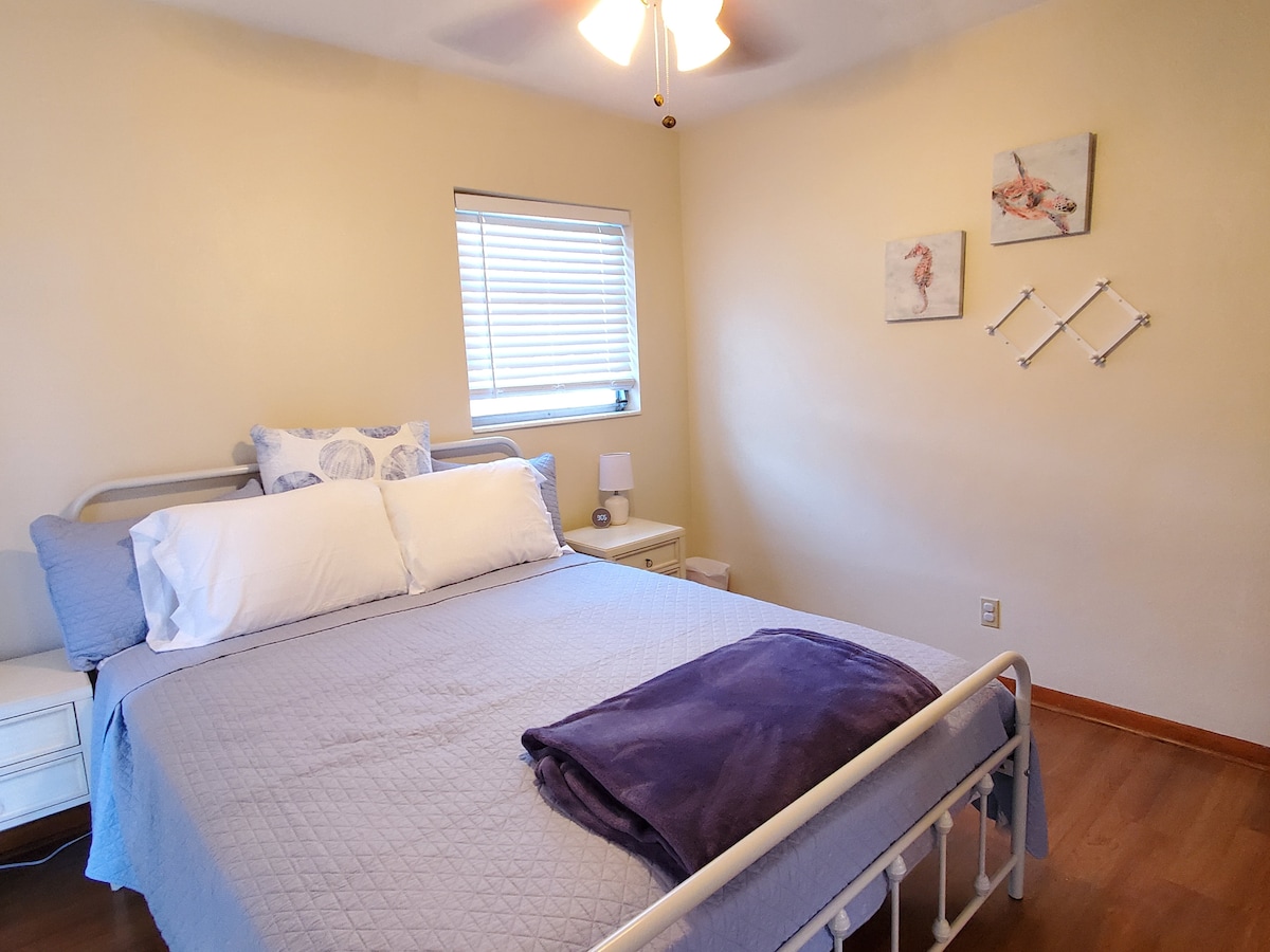 Брачен кревет (широк 150-179 см), часовник со USB порта, многу приклучоци за полнење, тавански вентилатор, голем плакар со закачалки, пристап до базен