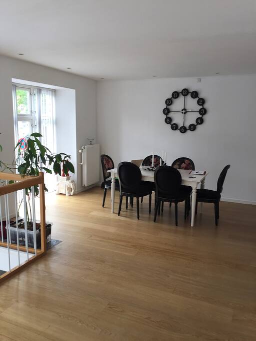 The Gem – The dinner/all purpose room in direct connection to the kitchen, perfect view to the park through the window façade, perfect for socialising, family dinners and playing games.