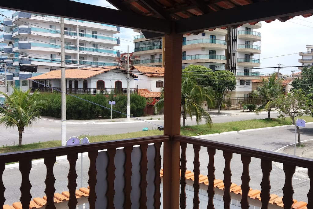 Varandão com rede e mesa