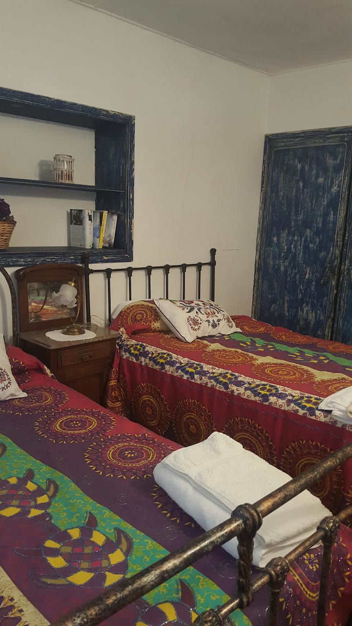 מיטות יחיד בחדר מזרחי