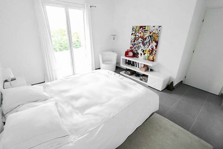 Glavni apartman – garderoba – kupaonica

Erker s pristupom bazenu

Krevet 140x190