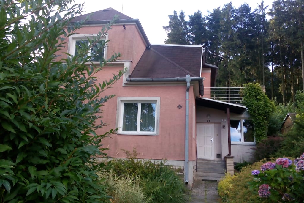 Street view of the house. Pohled na dům od branky.