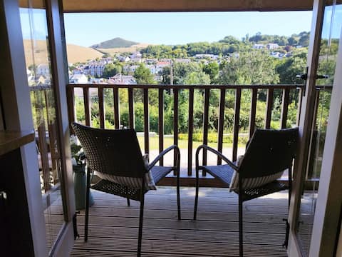 Top Airbnb: Cosy coastal retreat, private garden and parking. in Combe Martin