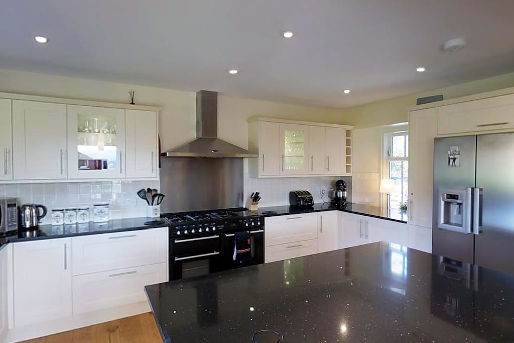 Kitchen with Rangemaster, American fridge/freezer & island