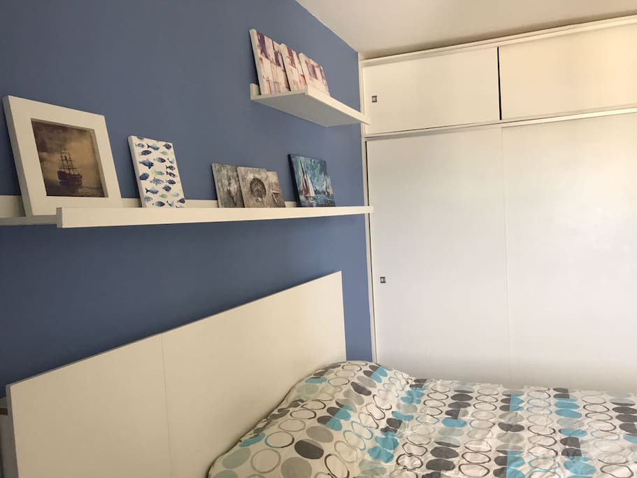 Quarto com armário embutido