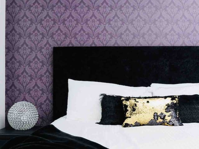 Beautiful, Modern, Luxury, Comfortable Condo gallery image 3