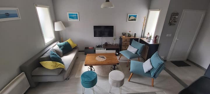 ספה נפתחת בסלון עם טלוויזיה + DVD בשירות עצמי