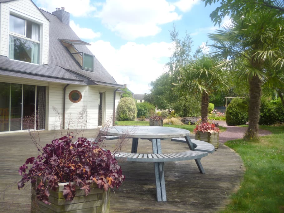La grande terrasse Sud avec sa table de jardin