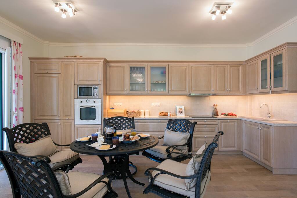 Dining & Kitchen Area