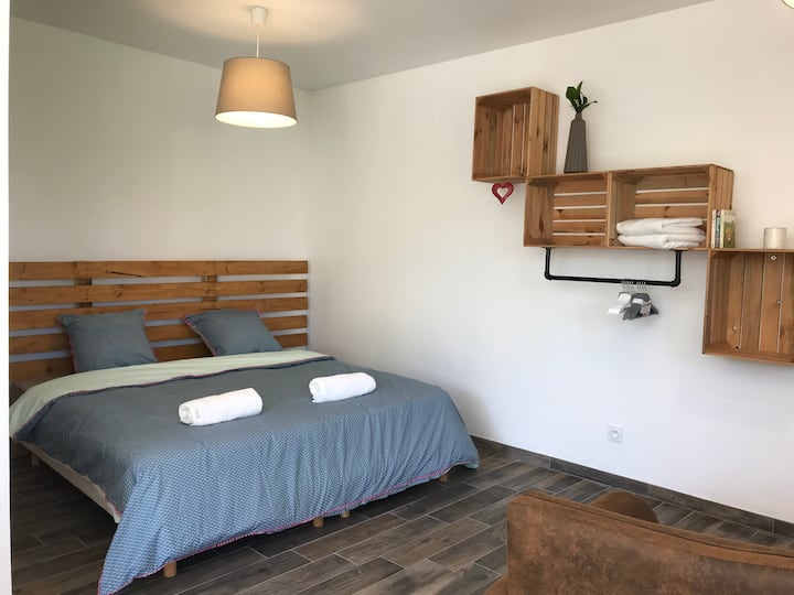 พื้นที่นอนพร้อมเตียงควีนไซส์