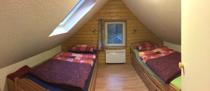 Udobne potkrovne sobe s 2 odvojena kreveta 