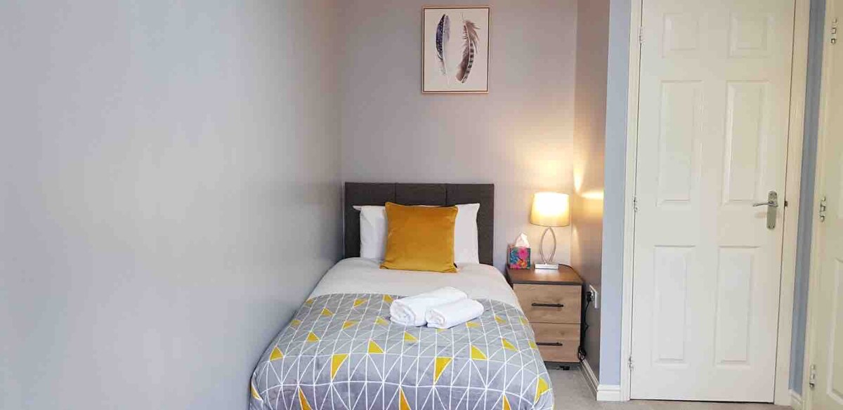 غرفة بسرير فردي