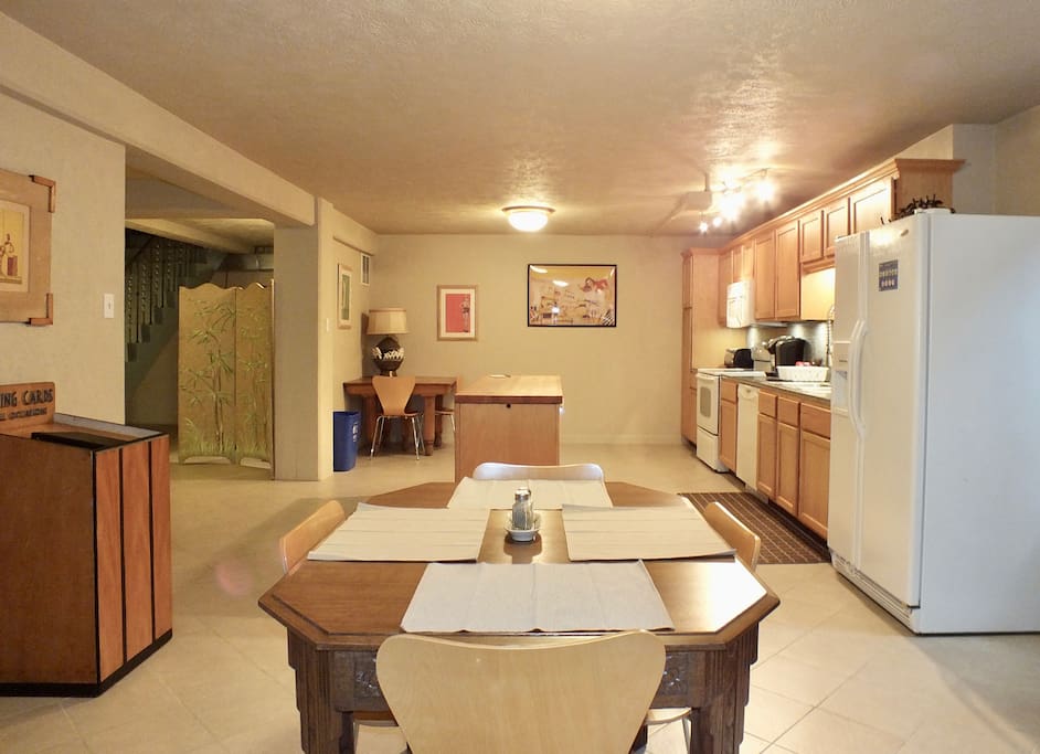 Large Kitchen w/ dining table & table for computer work