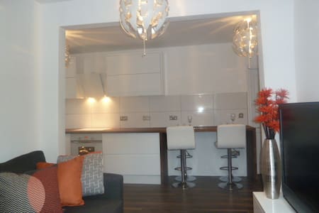 Large 2 Bed Apart, Close to City Ctr, Free Parking