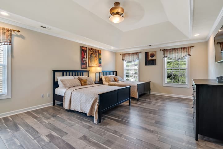 MASTER BEDROOM- Per ulteriori informazioni, la preghiamo di copiare il link del tour virtuale di seguito nel suo brower :
https://tours.homeoptix.com/idx/697977