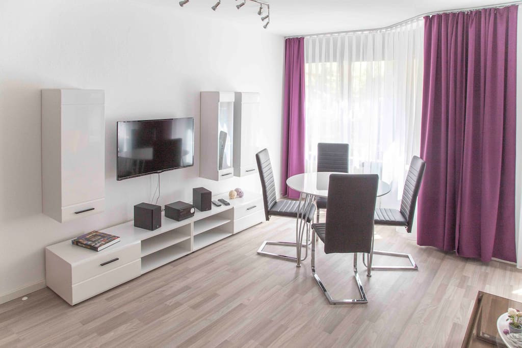 Wohnzimmer mit LED-TV & Stereoanlange inkl.
DVD-Player & Bluetooth