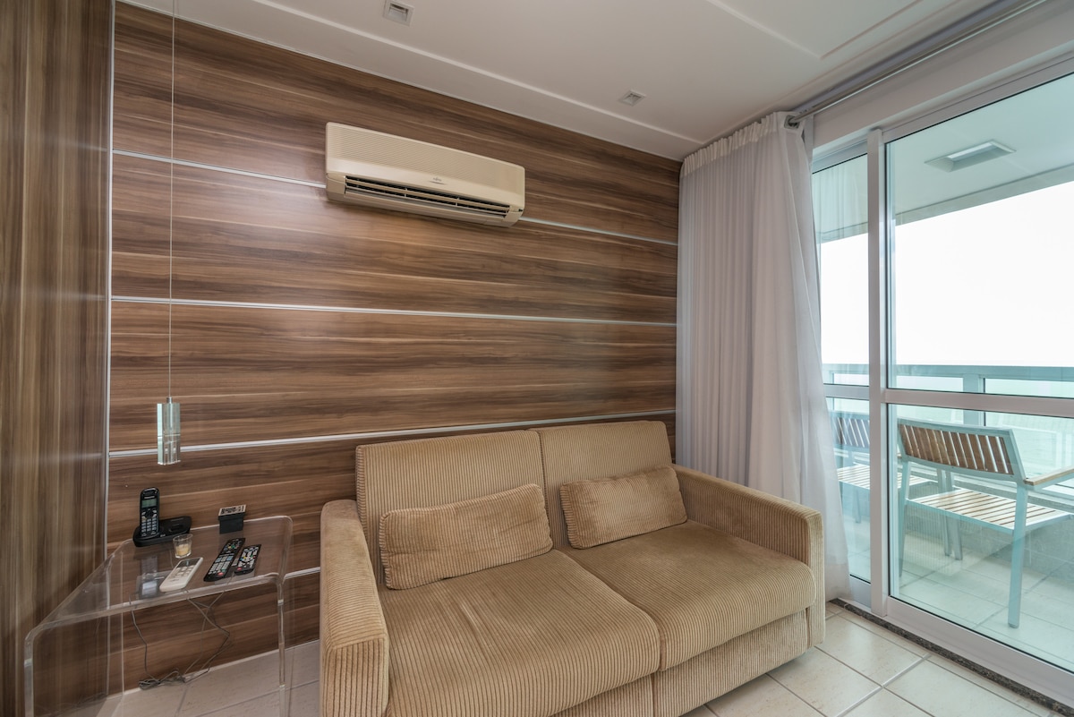 沙发床、分体式空调和阳台。