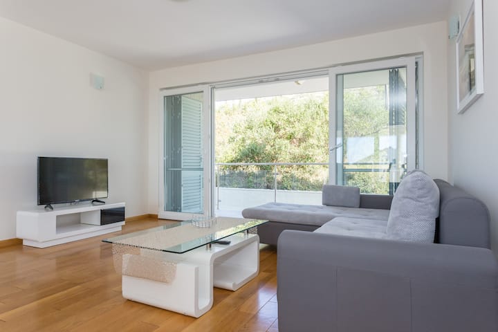 شقة مكونة من 3 غرف نوم - صالة مع شرفة ثانية