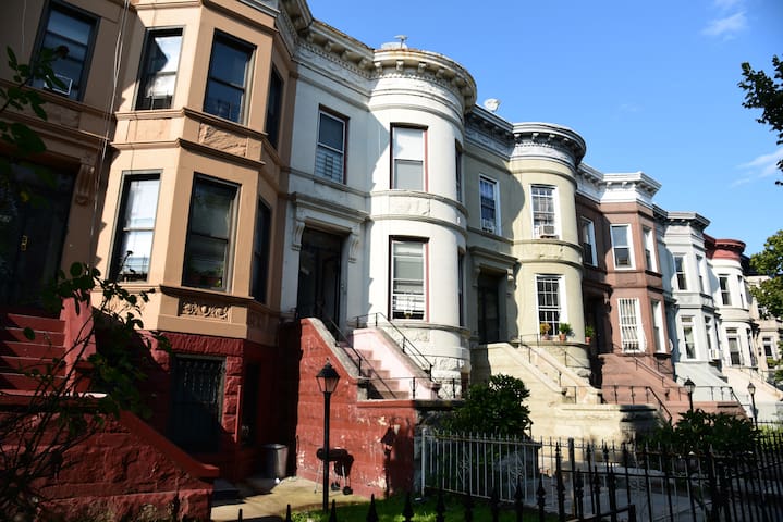 6 BR, 4 Full Bath Duplex With Washer & Dryer