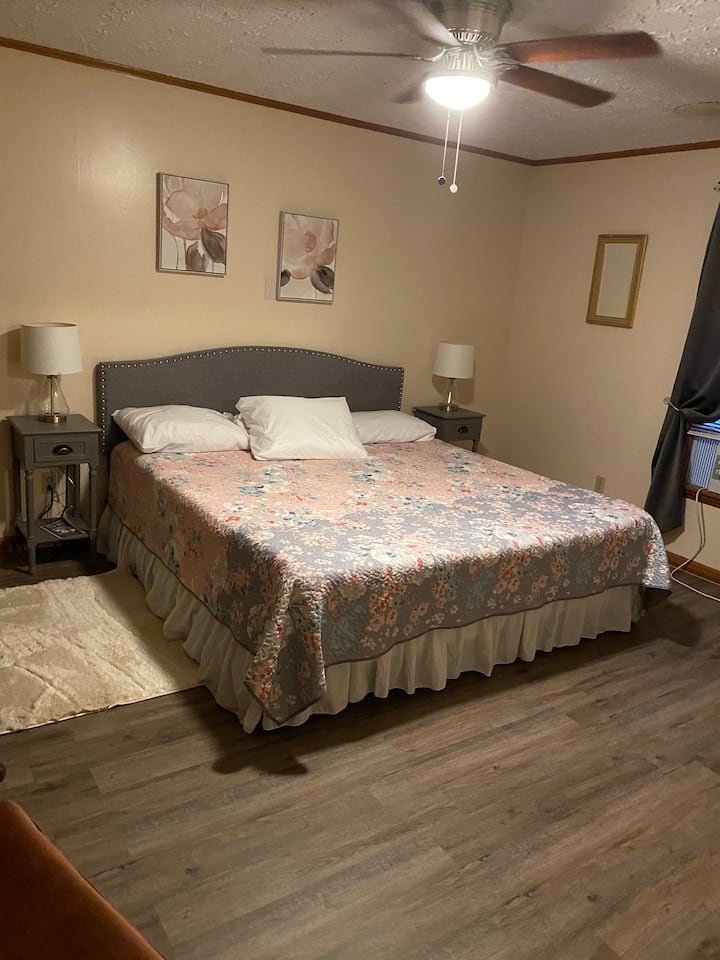 Spálňa s manželskou posteľou a vlastnou kúpeľňou. Izba č.4