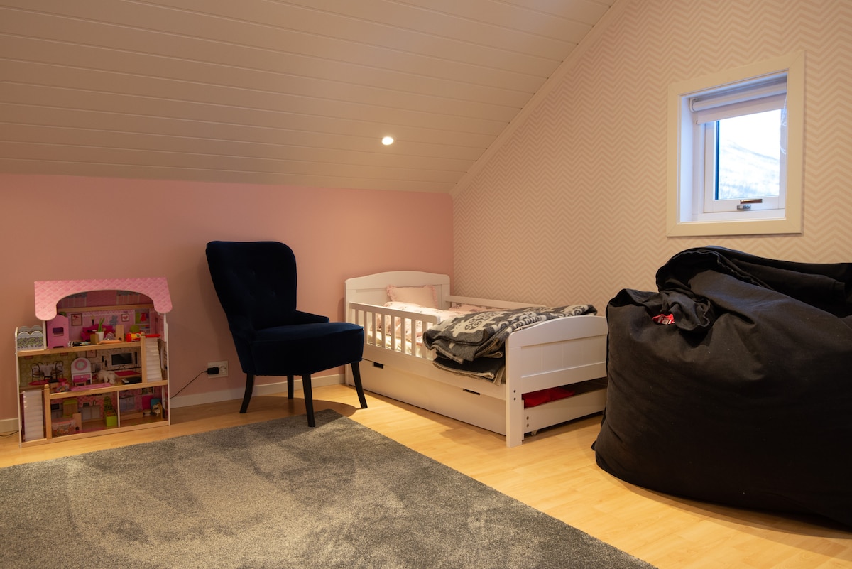 Dormitorio con cama para niños Y/O cama para adultos de 90 cm. 1er piso. 