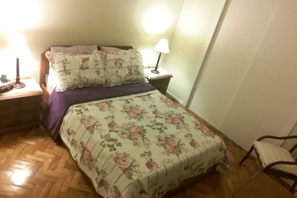 1 Quarto de casal com total privacidade e opção de compartilhar OU NÃO o quarto com a 2a acomodação (OUTRO QUARTO), ideal para CASAIS E FAMÍLIAS COM ou SEM FILHOS - Double room with total privacy , flat screen TV com AR CONDICIONADO