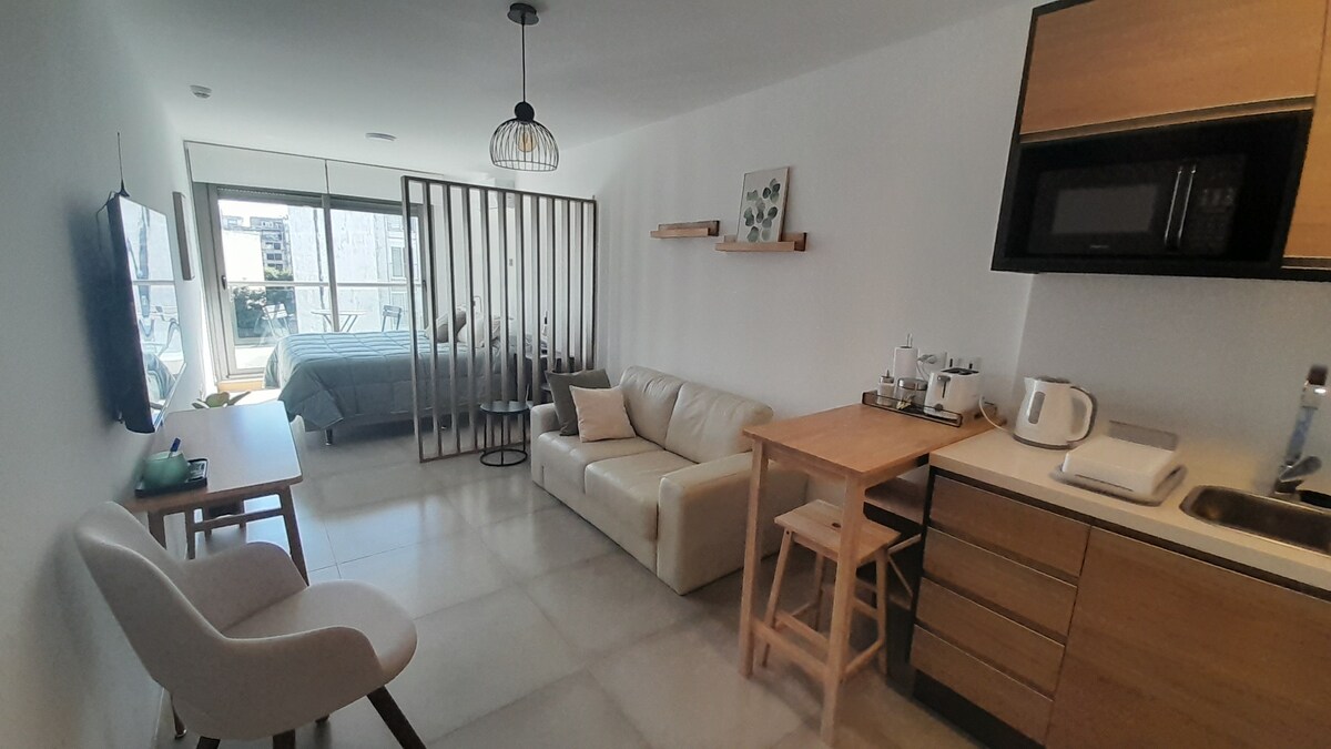 Top Airbnb: Bright with balcony, 2 blocks from the beach in Pocitos