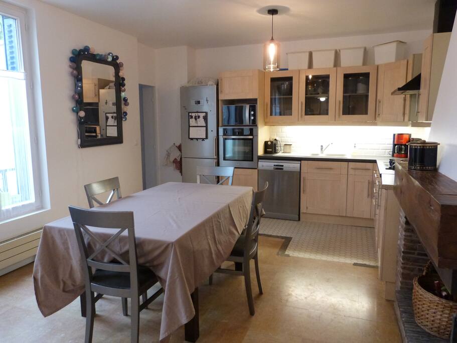 Plus qu'une cuisine, une pièce à vivre / salle à manger, donnant sur toute sa longueur sur le jardin.