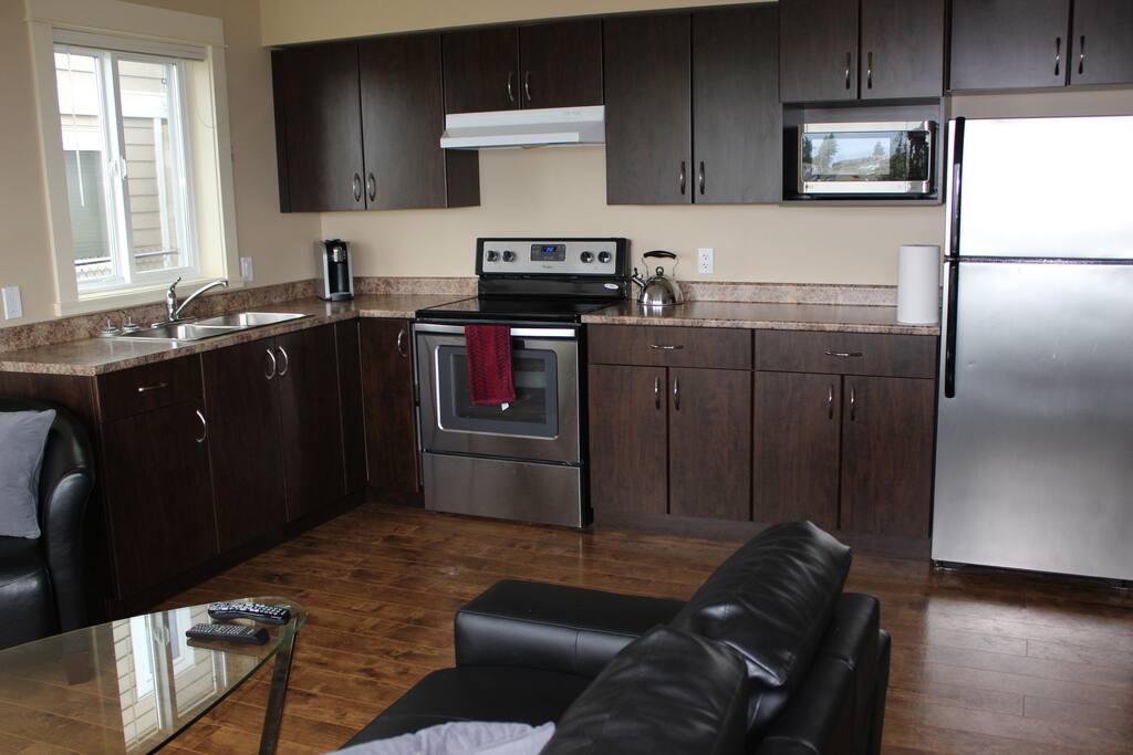 Kitchen fully equipped. Includes a Starbucks coffee maker and coffee and a selection of Silk Road premium teas. If you can't find what you need, just ask.