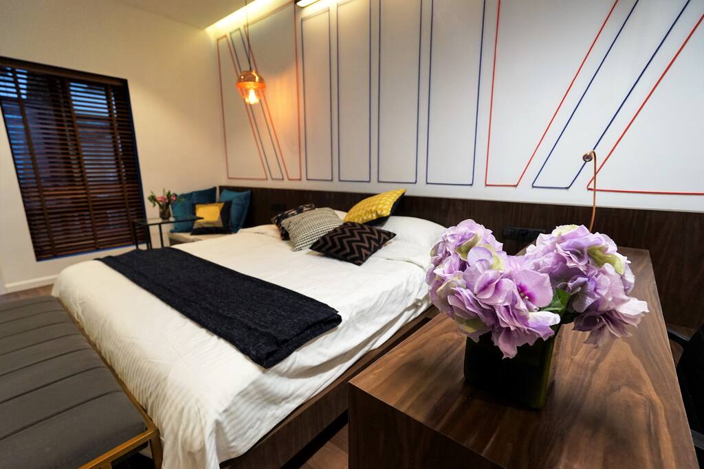 Bright & spacious bedroom
明亮宽敞的设计卧室