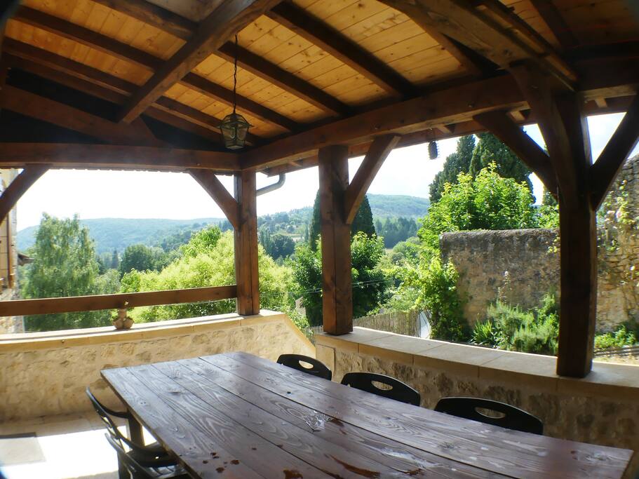 la terrasse couverte / The roofed terrace area