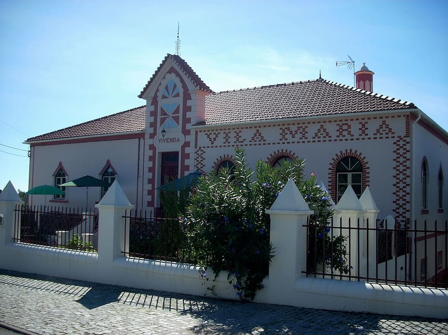 The front of Quinta da Vila Maria with its unusual architecture and Art Deco features