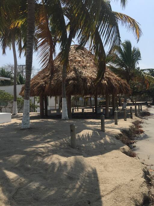 El kiosco tiene una mesa super cómoda y tres hamacas