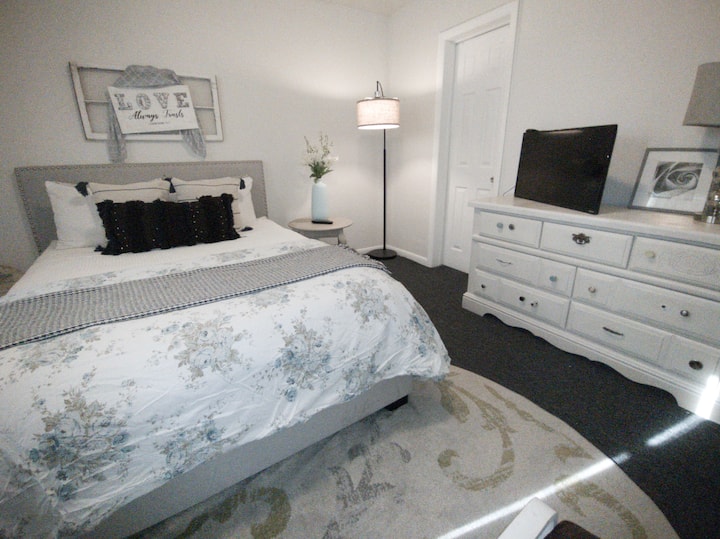 Dormitorio principal con una cama tamaño queen