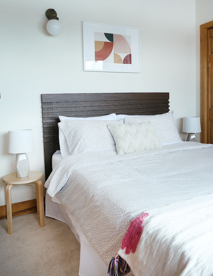 Bedroom 2: queen bed, Tempur Pedic mattress, mountain views