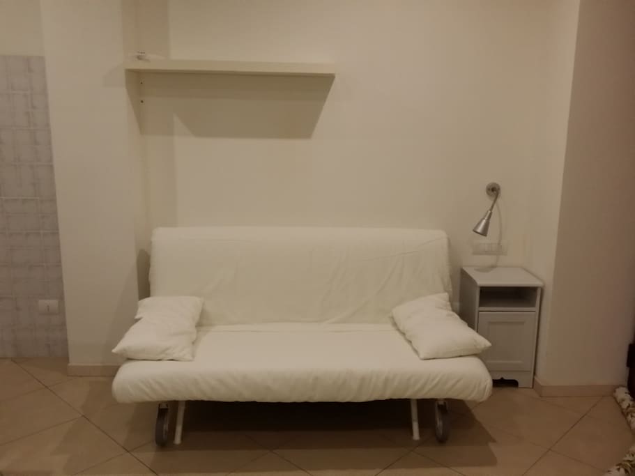 divano letto con doghe in legno