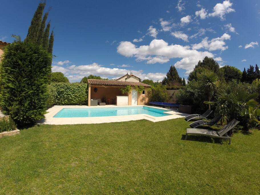 la piscine et le pool house