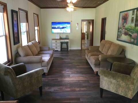 Successful Airbnb property: Farmhouse, Cozy 3/2, huge yard, clean, & private in East Forest Hills